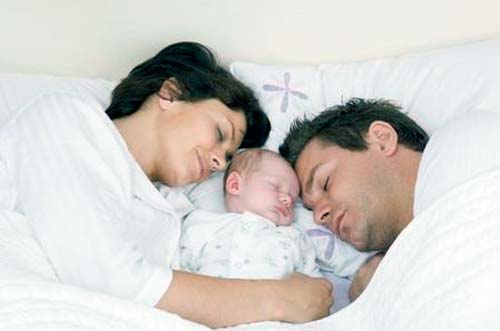 El recién nacido puede dormir en la cama con sus padres