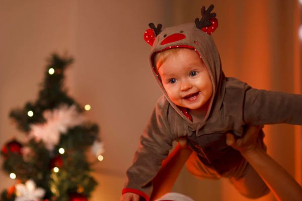 un bebé feliz en el 2025